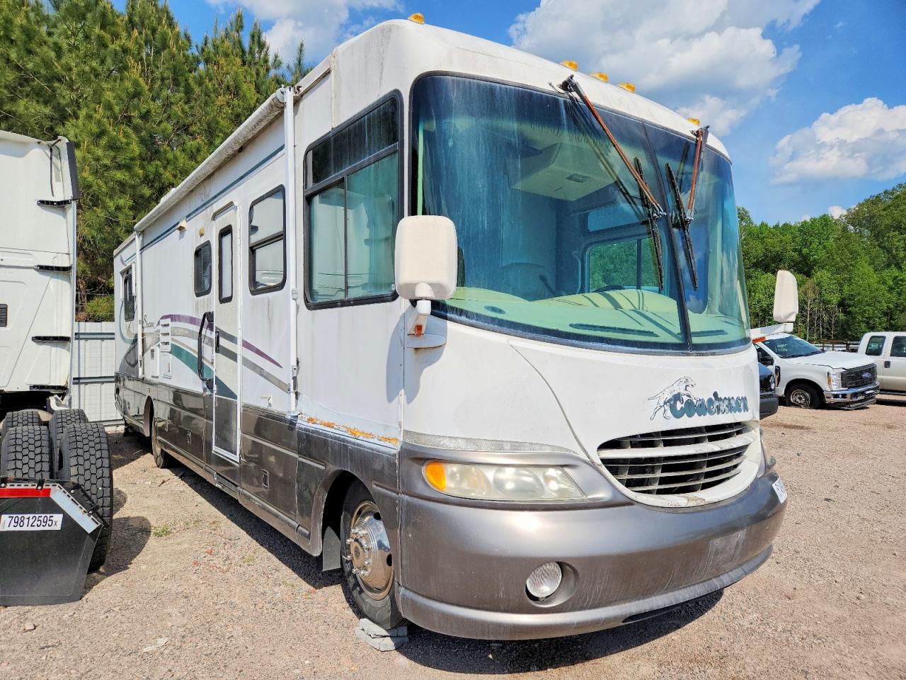 Salvage Coachmen Motorhome Image