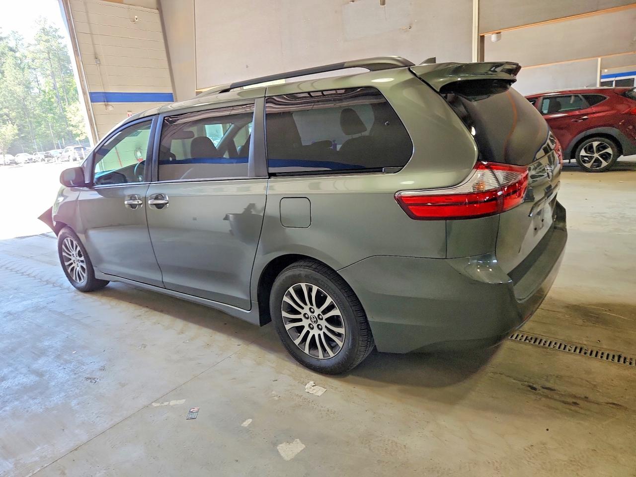 Toyota Sienna Xle 8-passenger