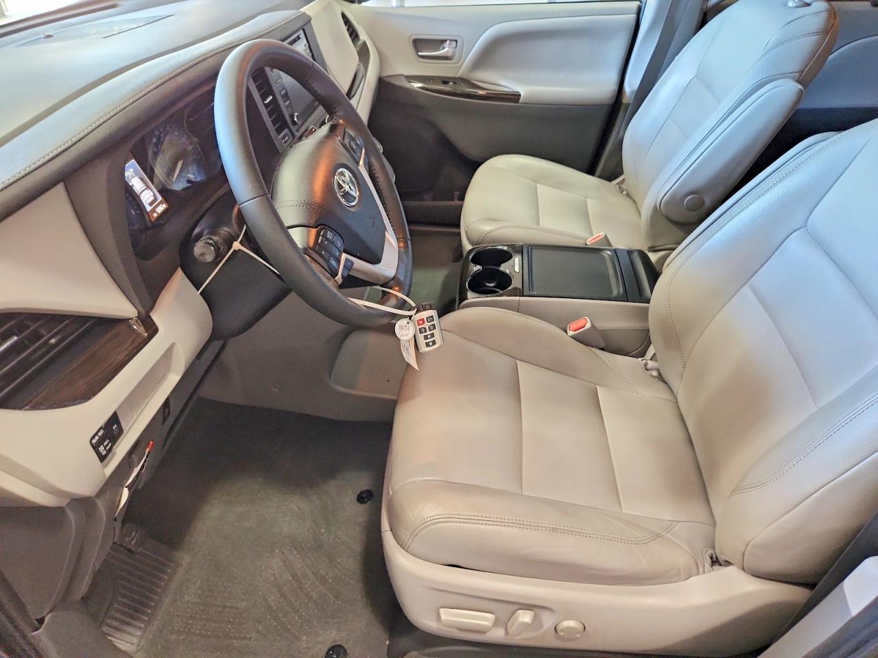 Toyota Sienna Xle 8-passenger