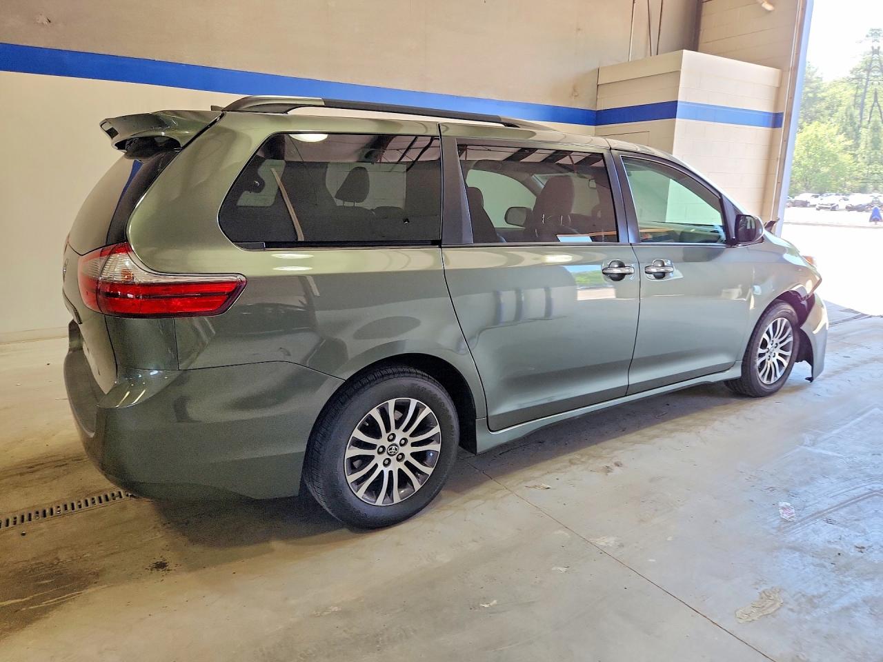 Toyota Sienna Xle 8-passenger