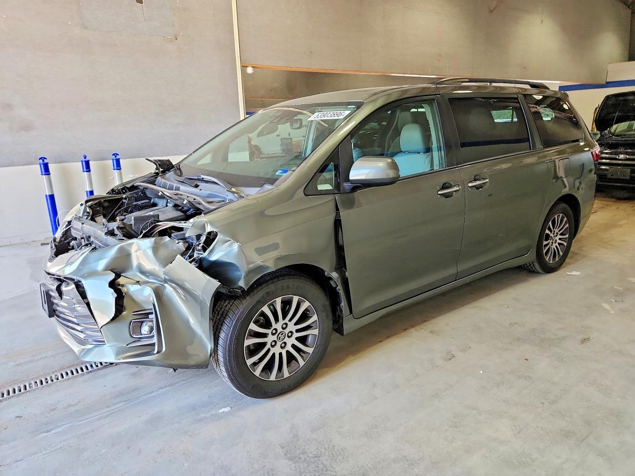 Salvage Toyota Sienna Image