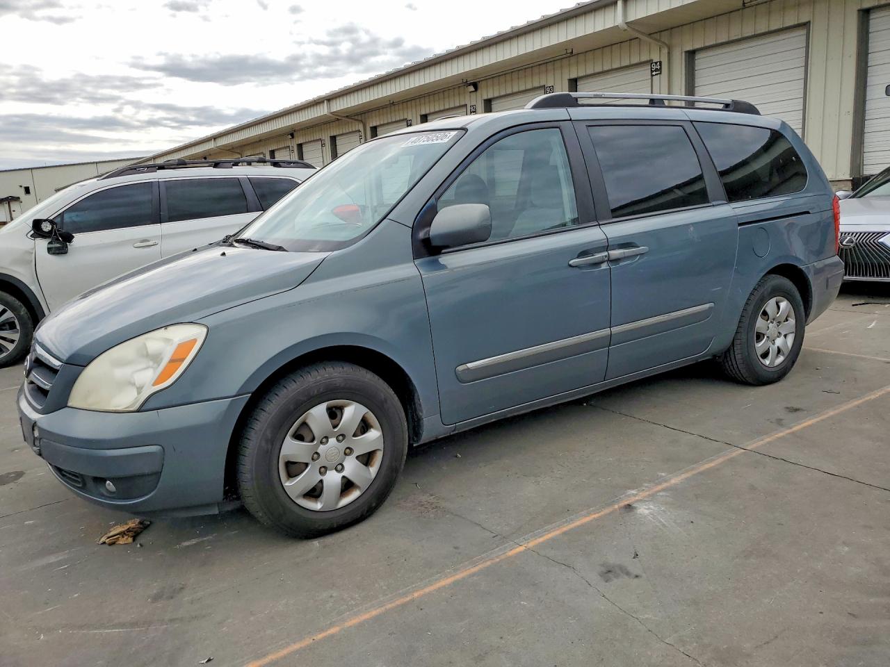 Salvage Hyundai Entourage Image