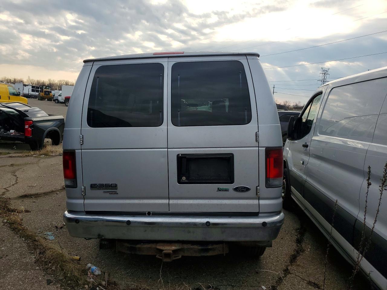 Ford Econoline E350 Super Duty Wagon