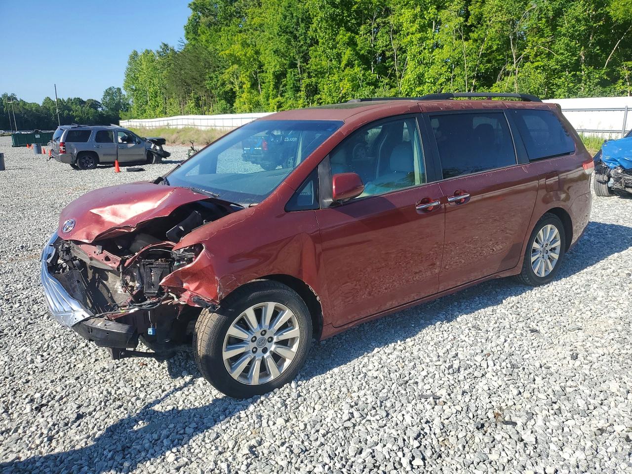 Salvage Toyota Sienna Image