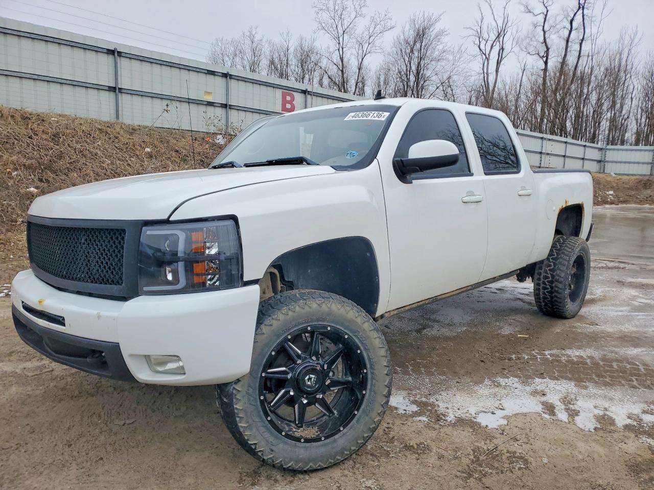 Salvage Chevrolet Silverado Image