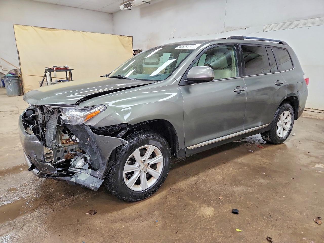 Salvage Toyota Highlander Image