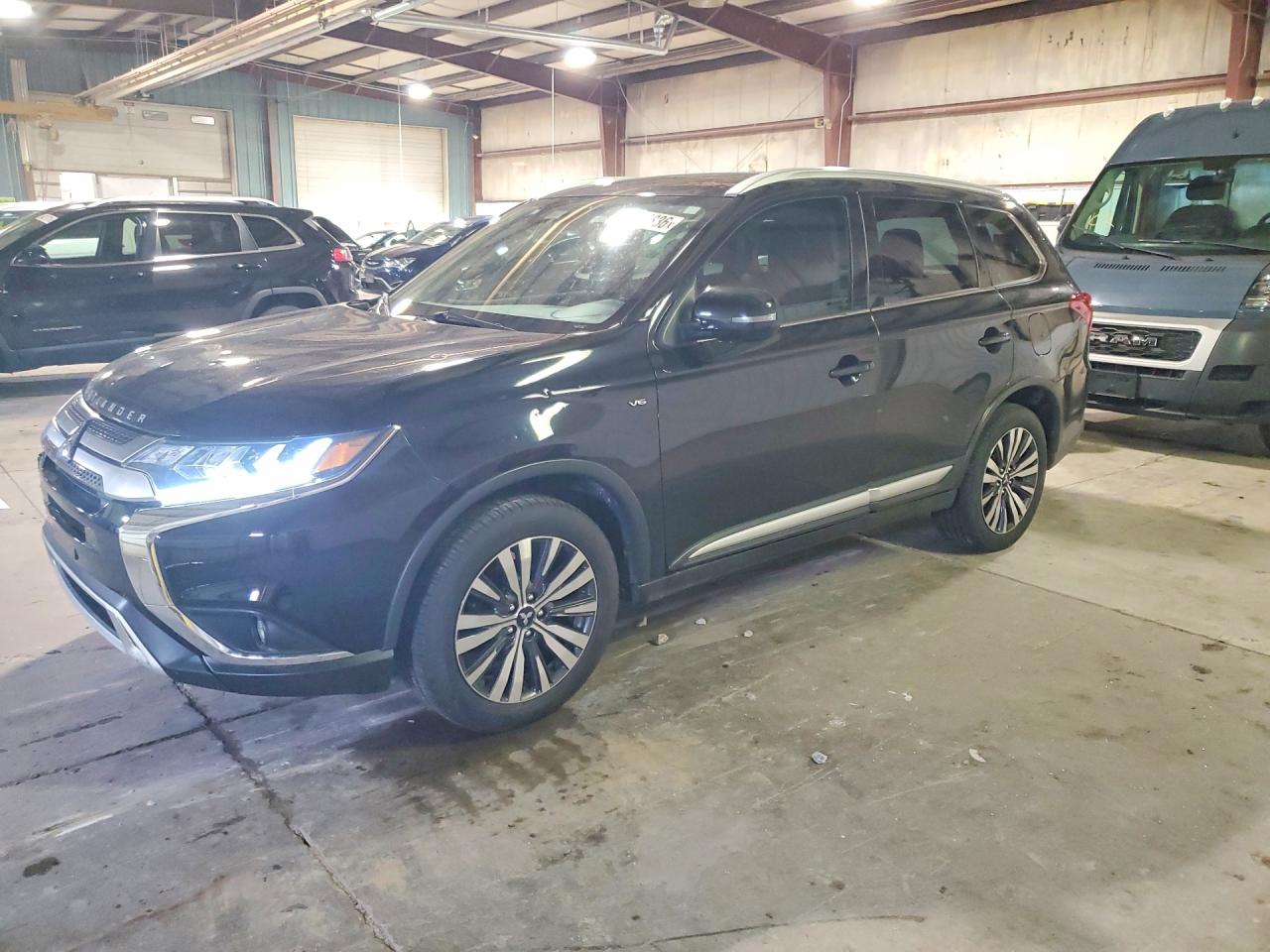 Salvage Mitsubishi Outlander Image