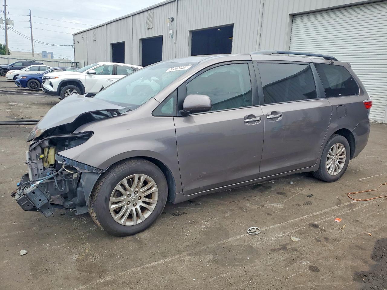 Salvage Toyota Sienna Image