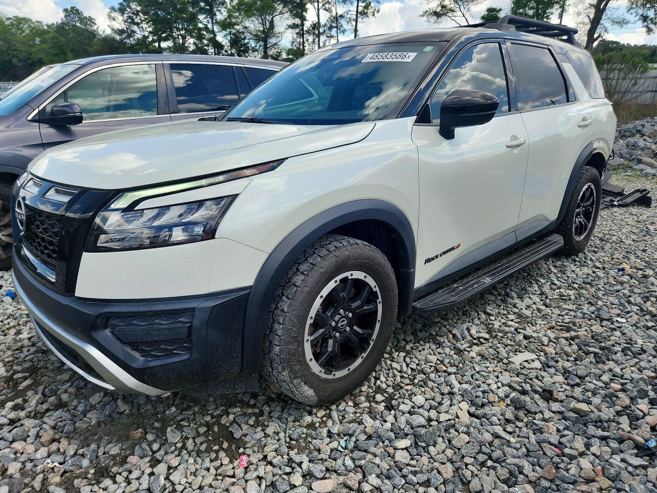 Salvage Nissan Pathfinder Image