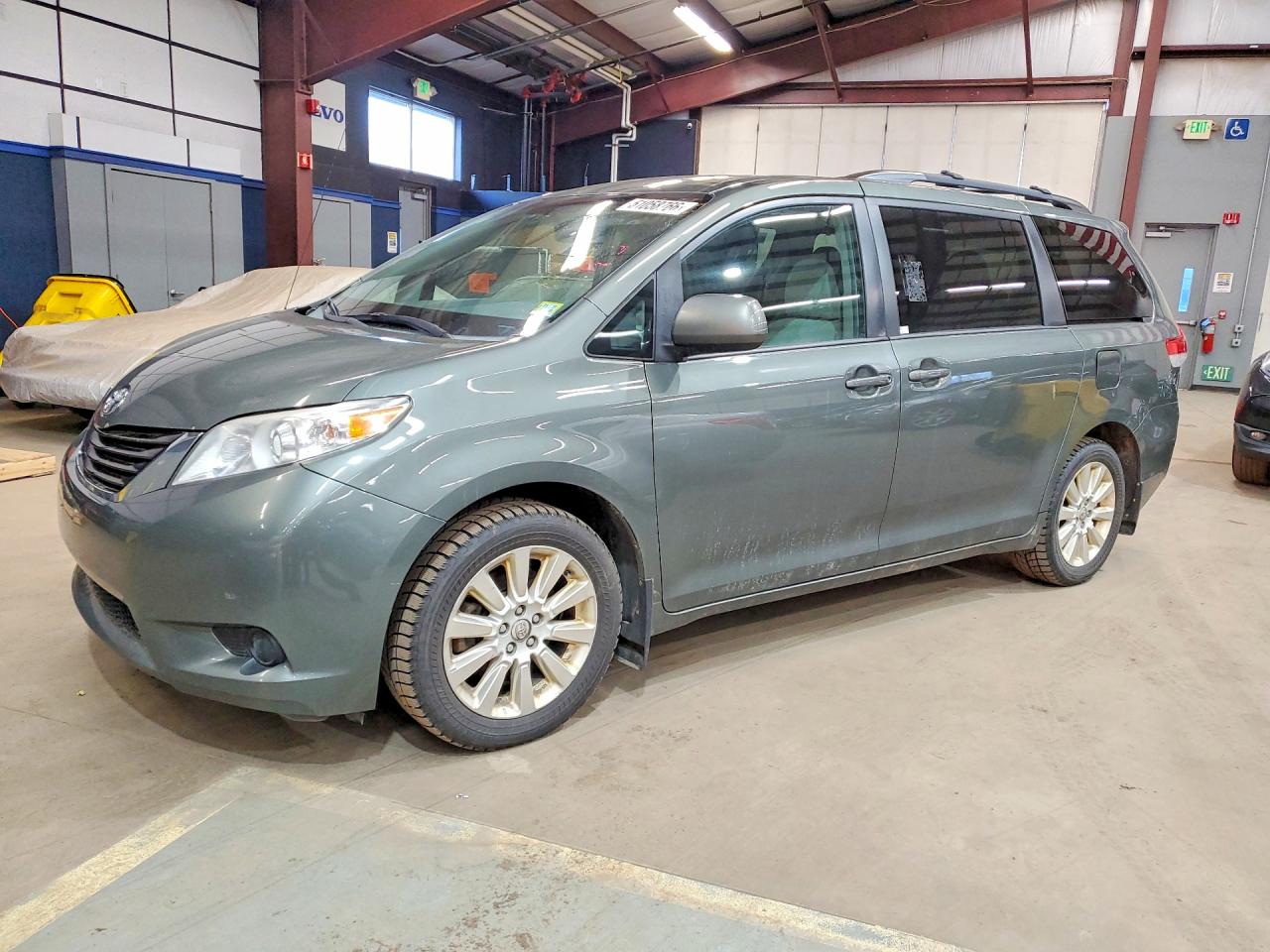 Salvage Toyota Sienna Image