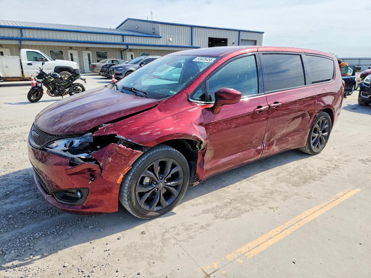 Salvage Chrysler Pacifica Image