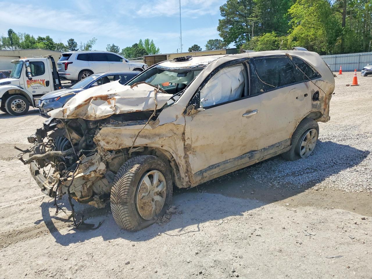 Salvage Kia Sorento Image