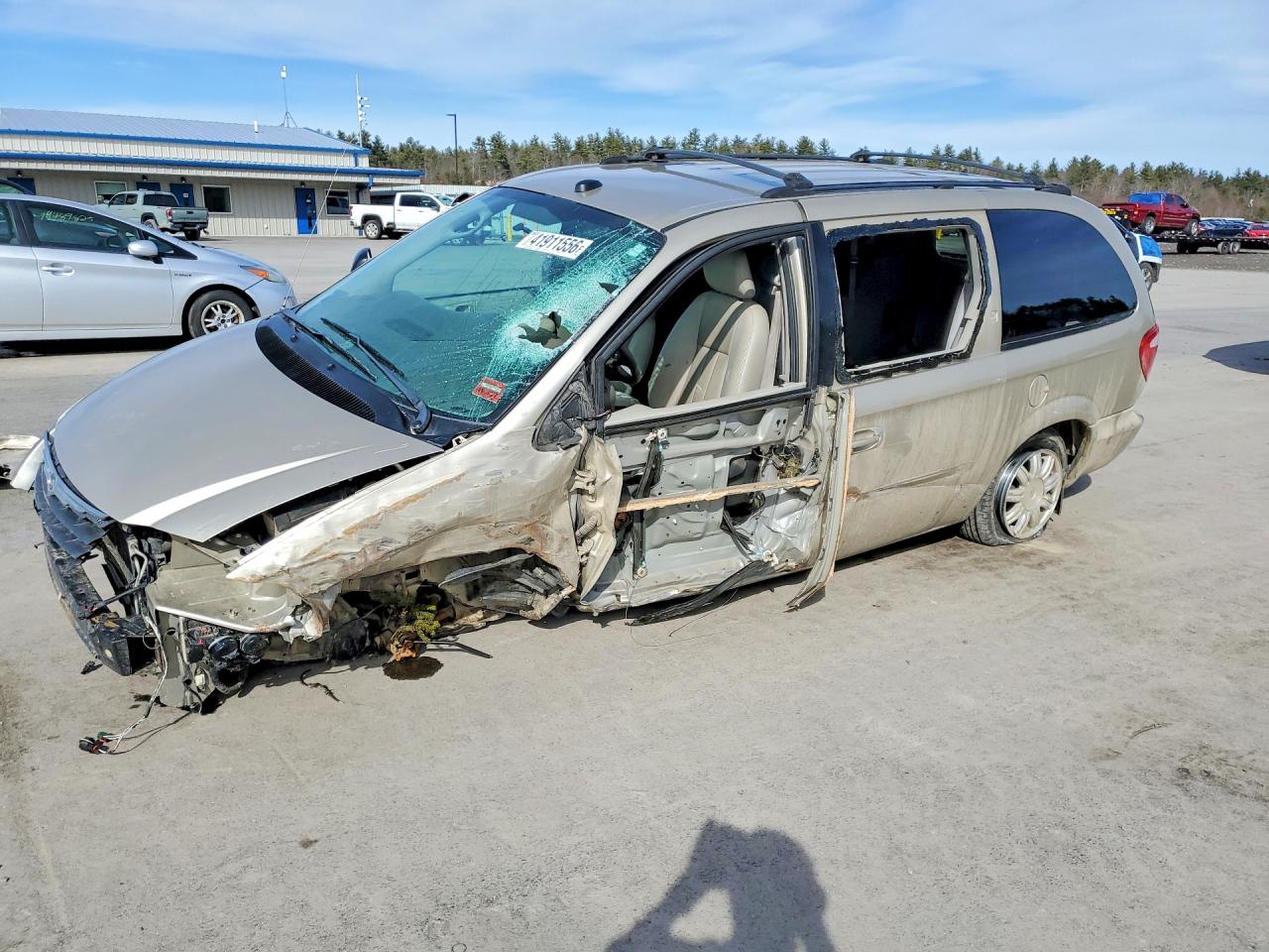 Salvage Chrysler Town & Country Image