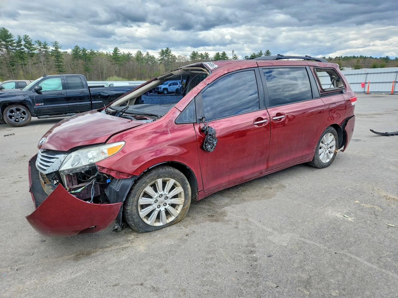 Salvage Toyota Sienna Image