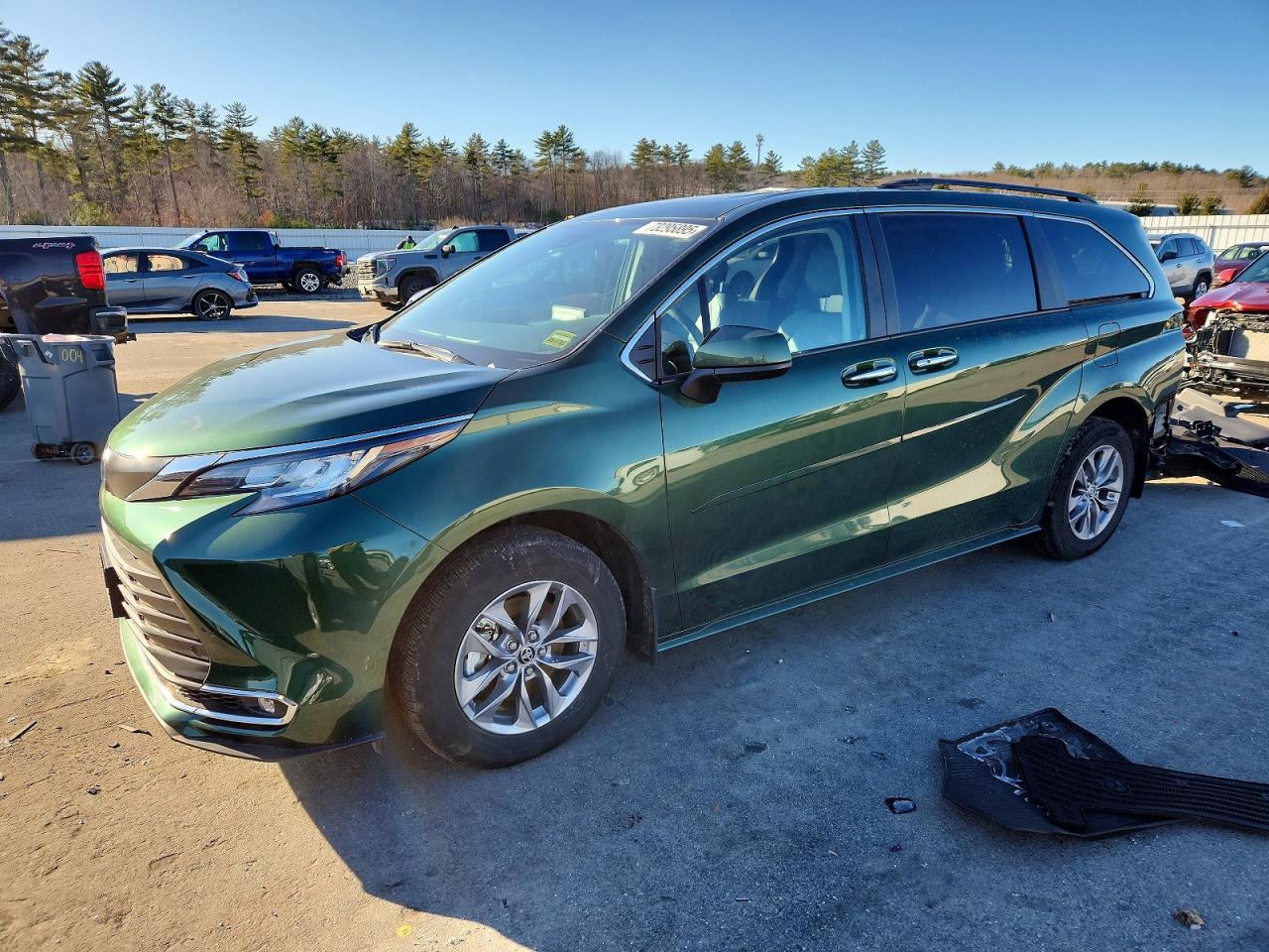 Salvage Toyota Sienna Image