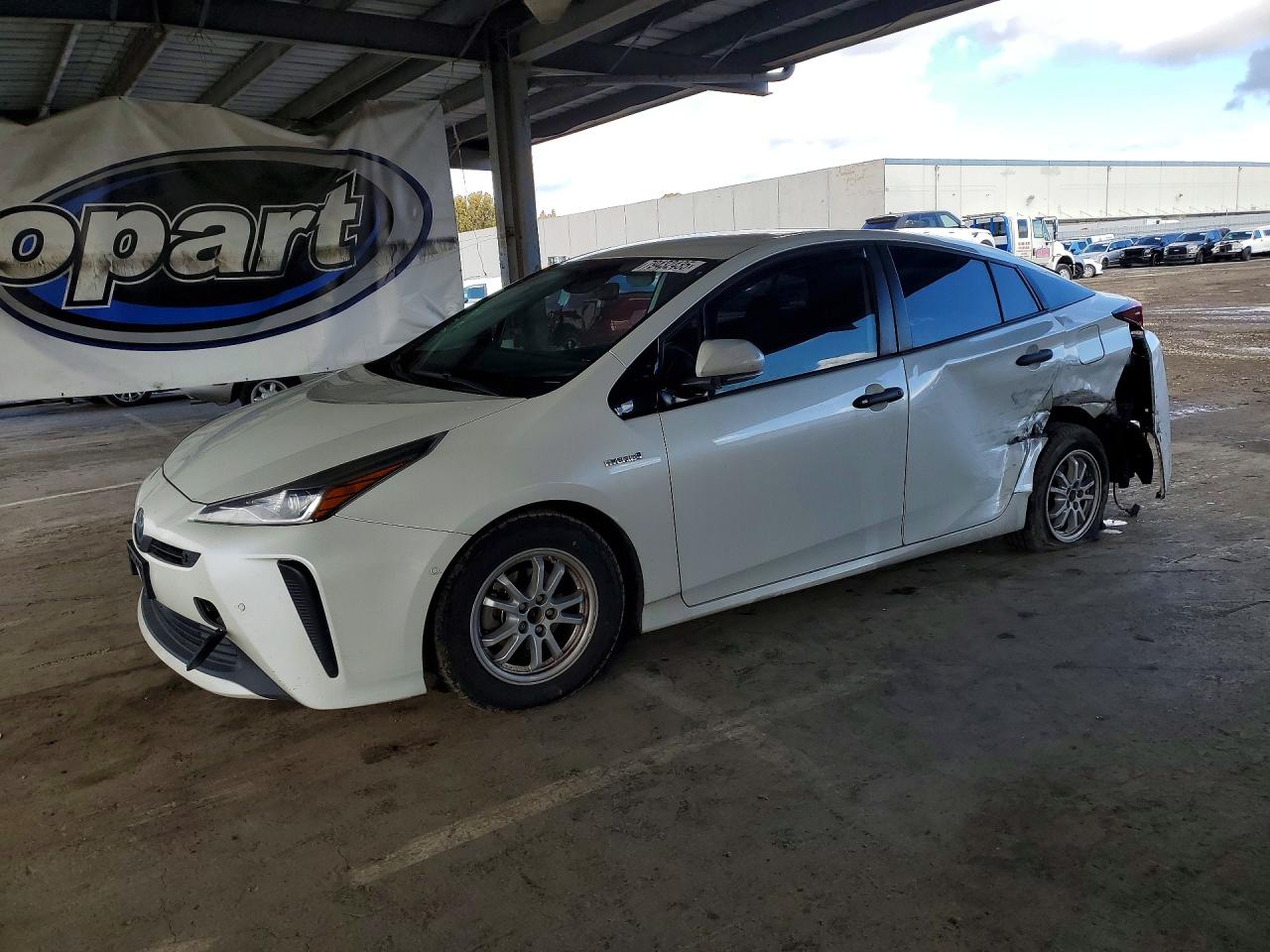 Salvage Toyota Prius Image