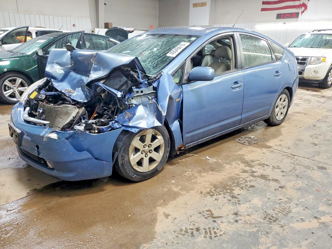 Salvage Toyota Prius Image