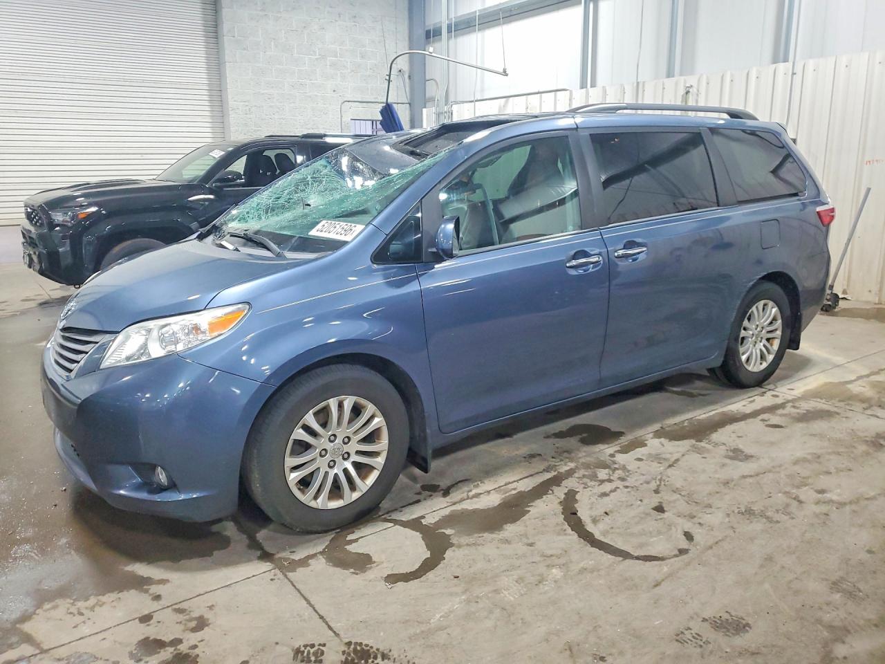 Salvage Toyota Sienna Image