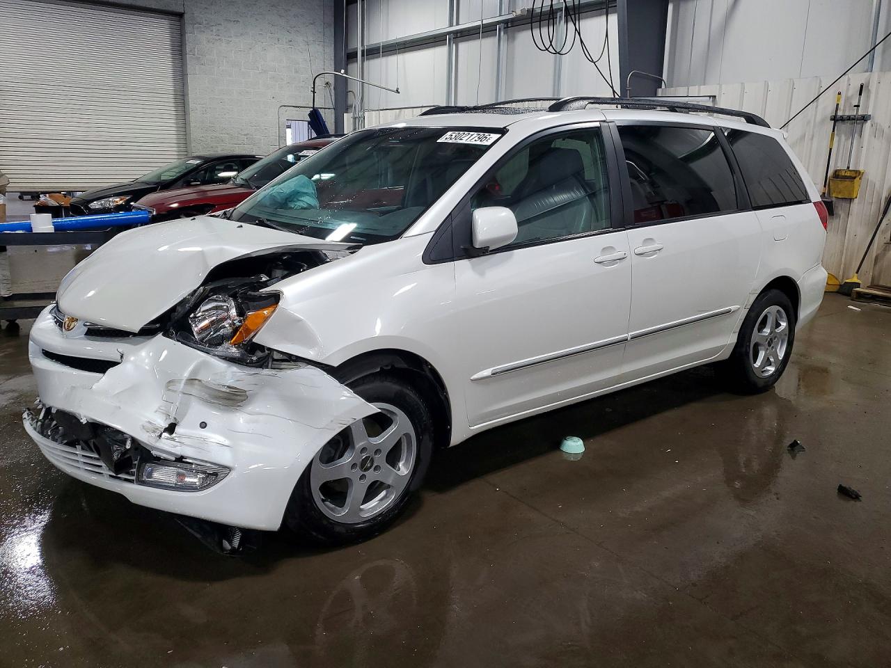 Salvage Toyota Sienna Image