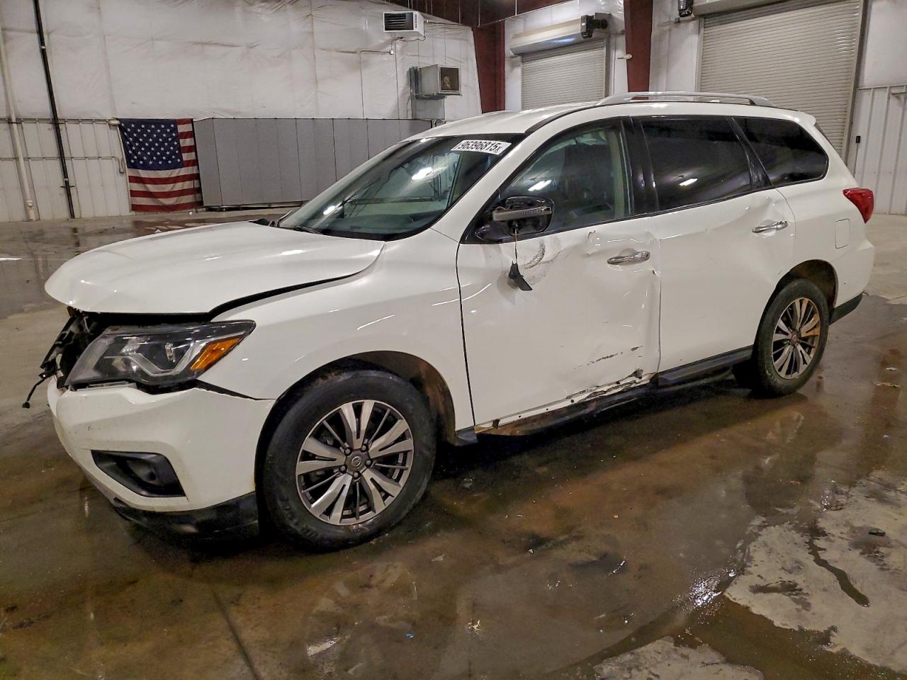 Salvage Nissan Pathfinder Image