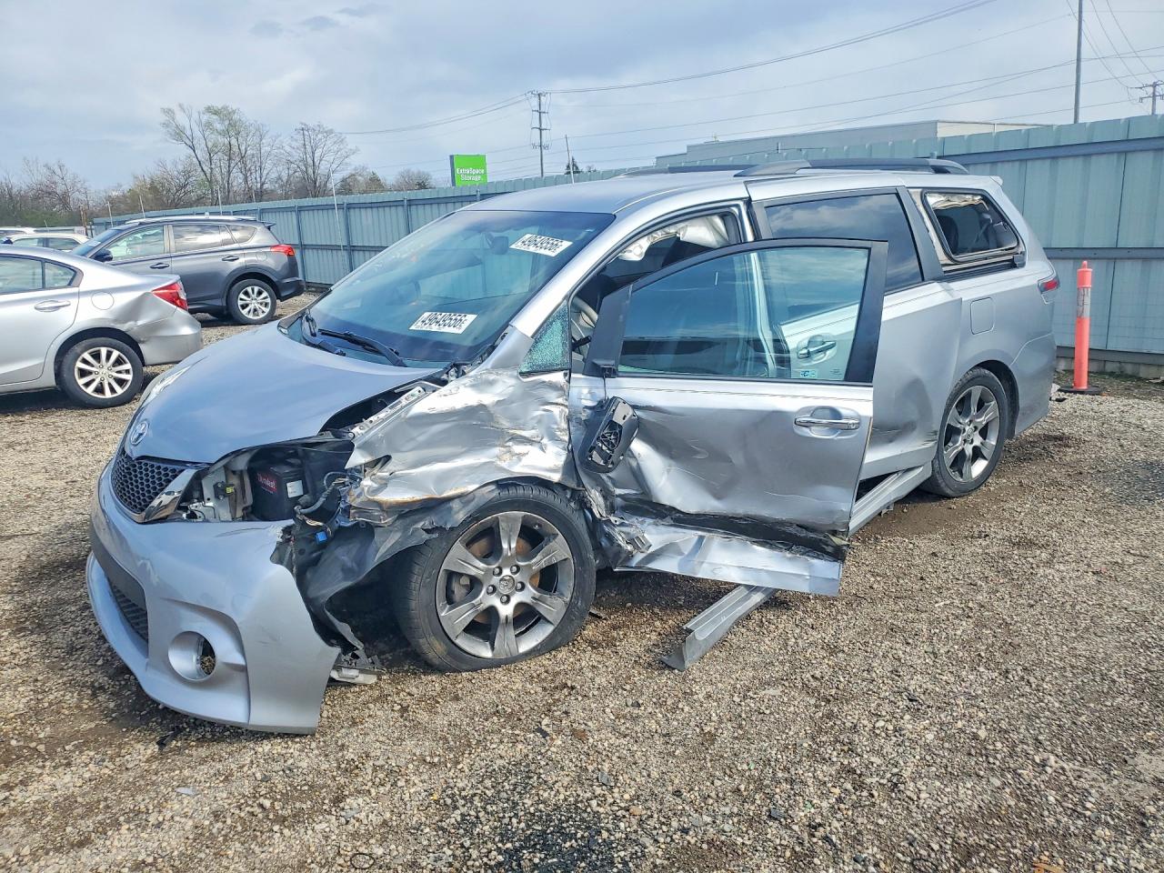 Salvage Toyota Sienna Image