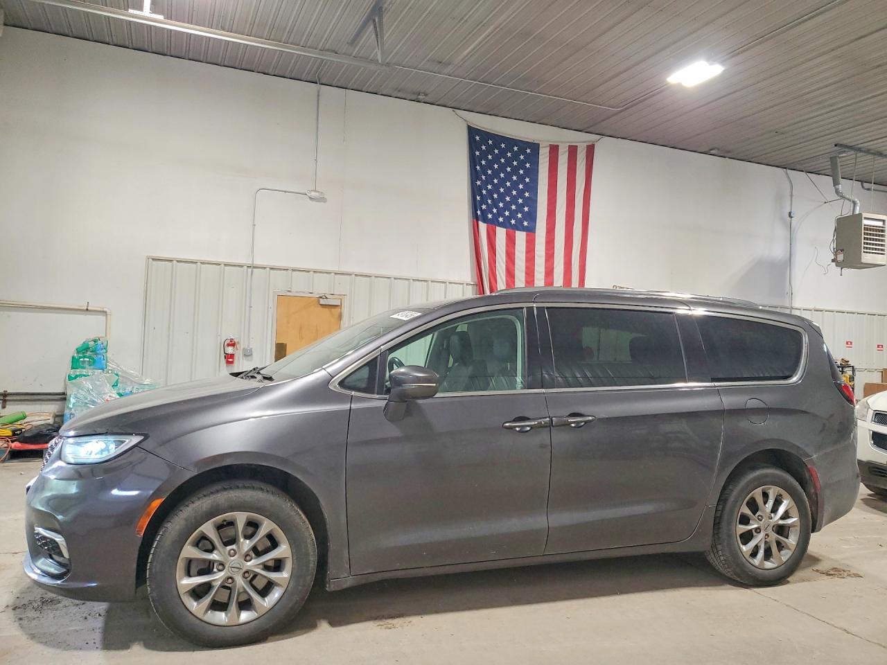 Salvage Chrysler Pacifica Image