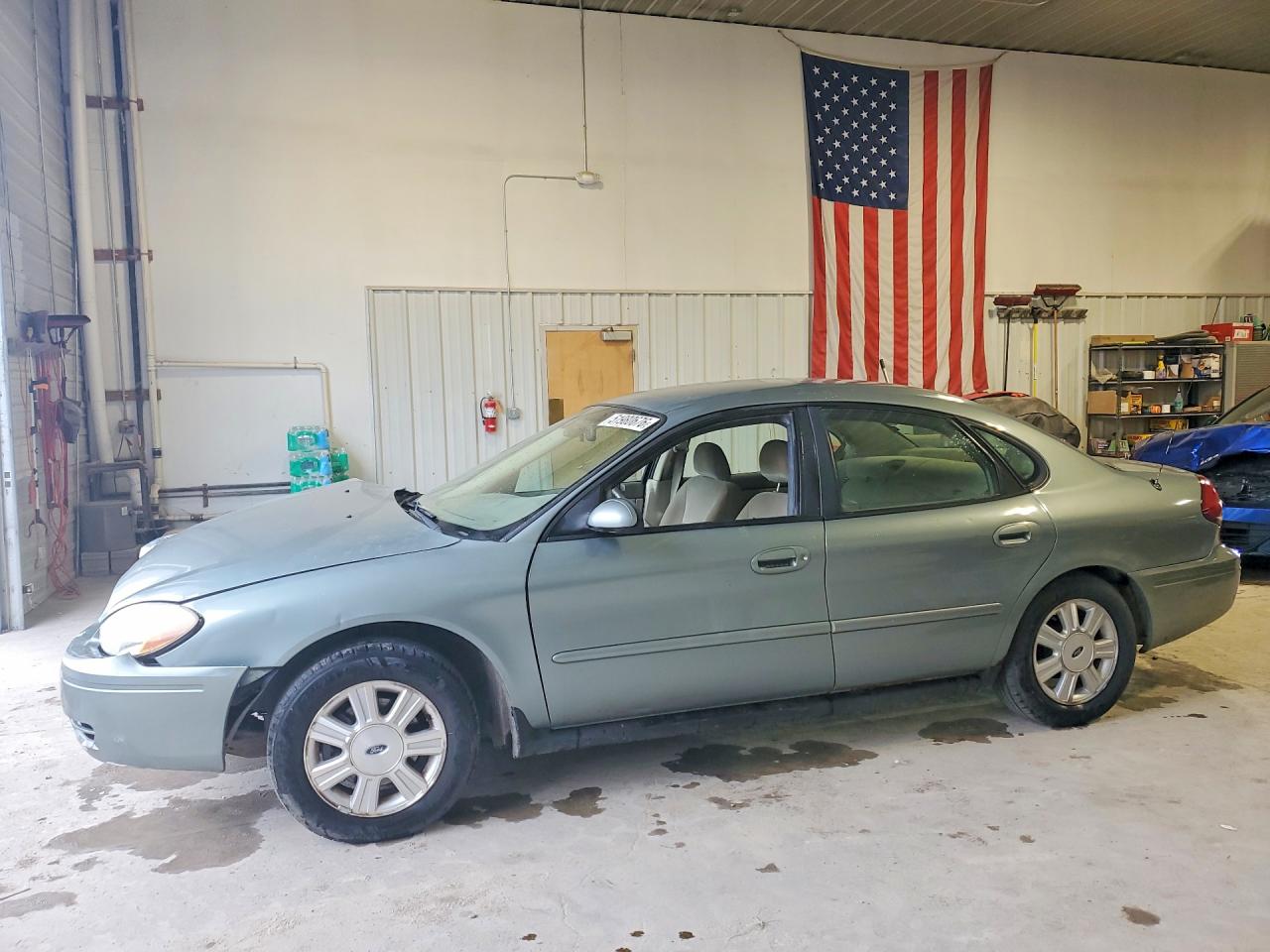 Salvage Ford Taurus Image