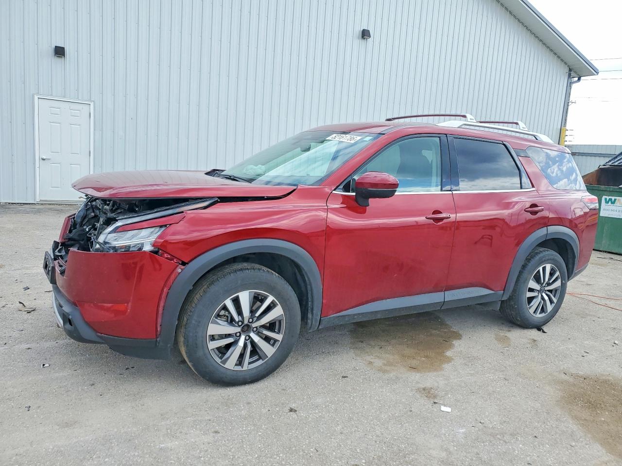 Salvage Nissan Pathfinder Image