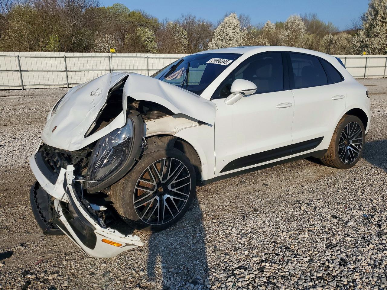 Salvage Porsche Macan Base Image