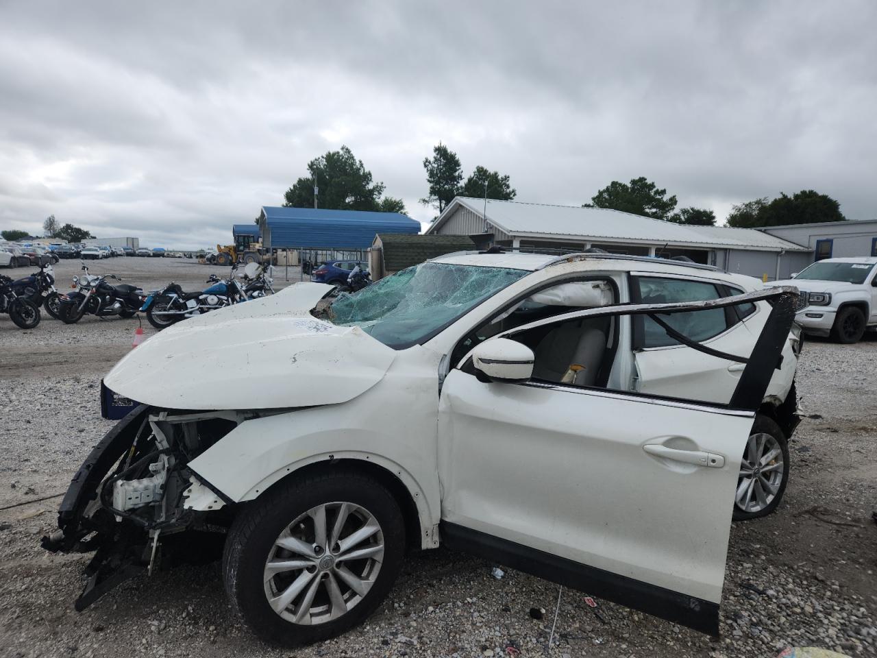 Salvage Nissan Rogue Image