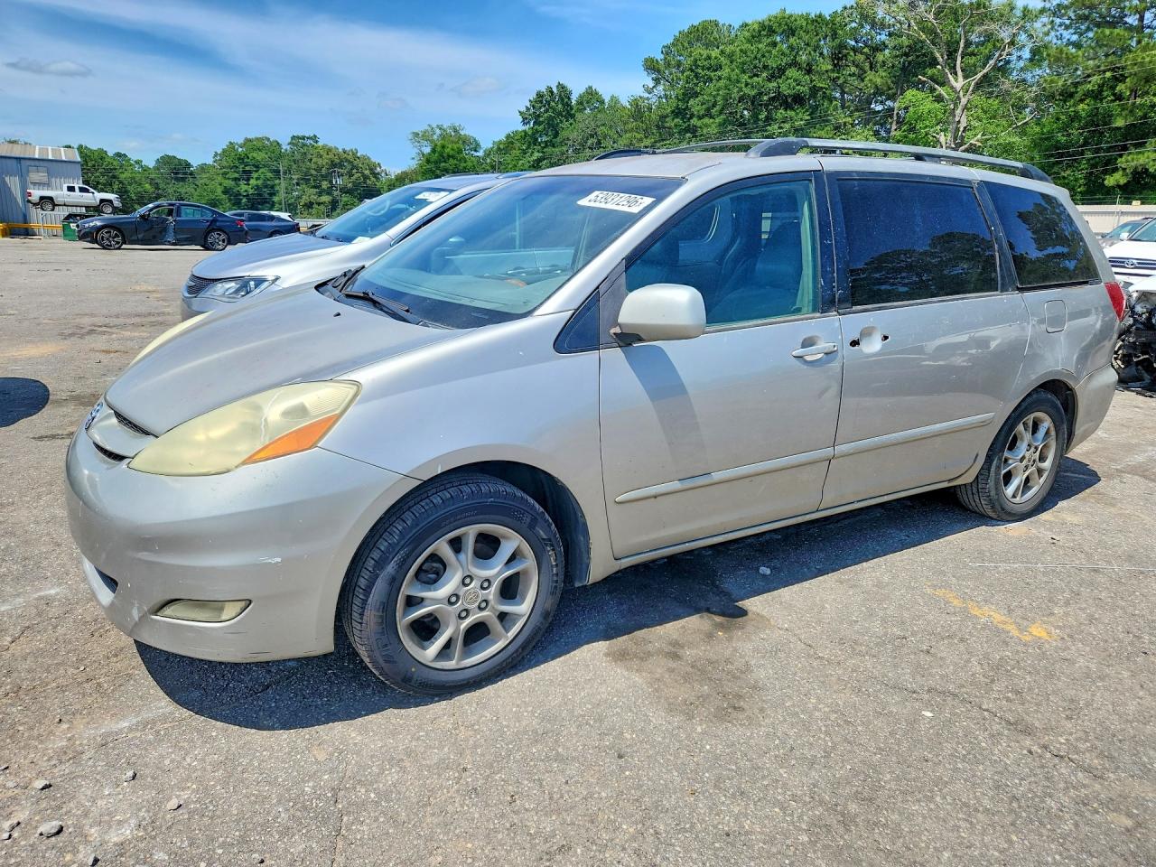 Salvage Toyota Sienna Image