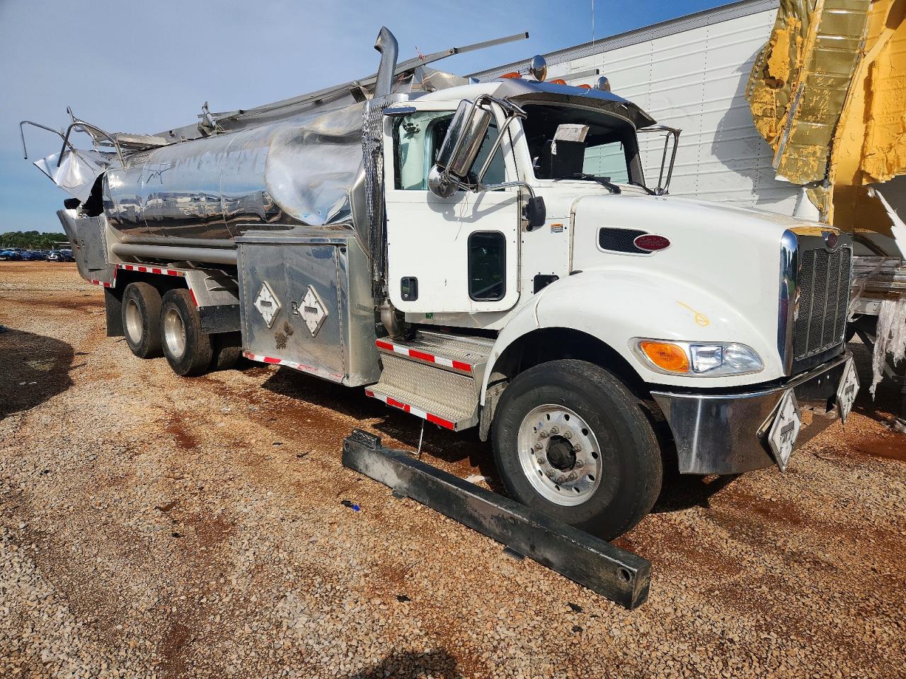 Salvage Peterbilt 348 Image