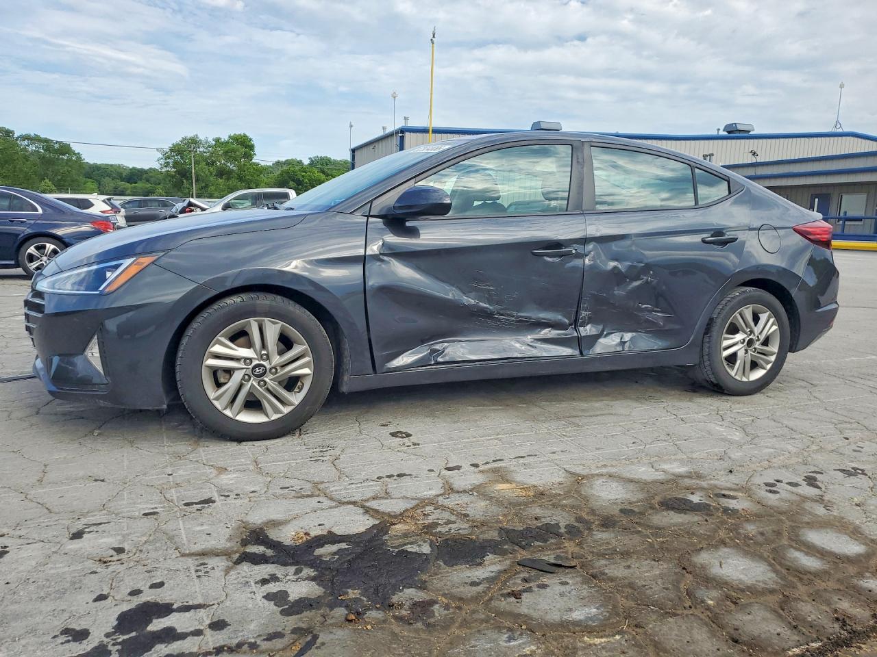Salvage Hyundai ELANTRA Image