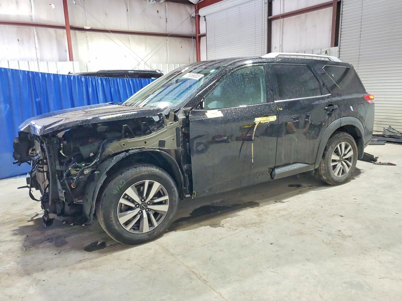 Salvage Nissan Pathfinder Image