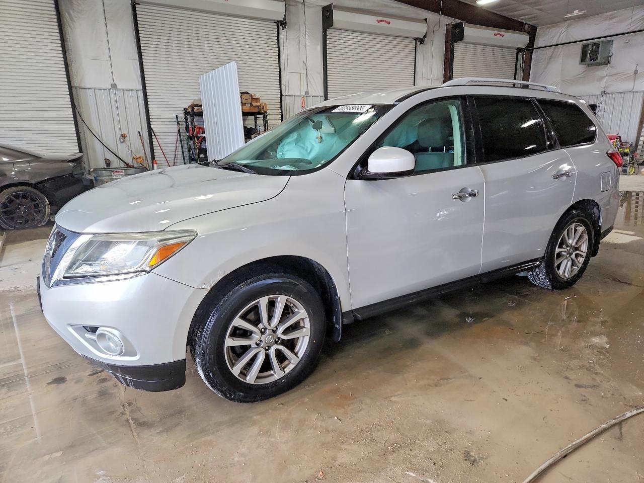 Salvage Nissan Pathfinder Image