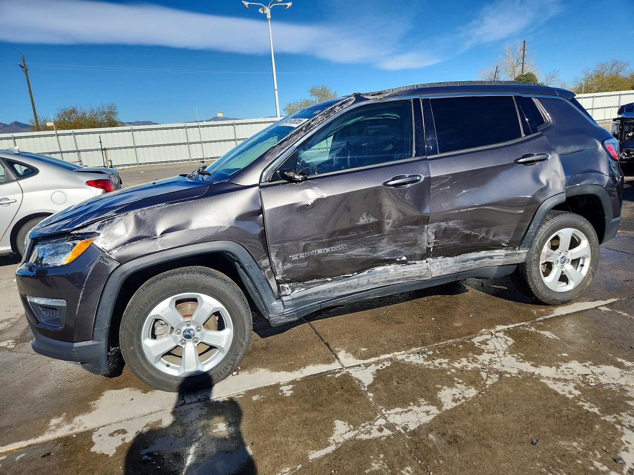 Salvage Jeep Compass Image