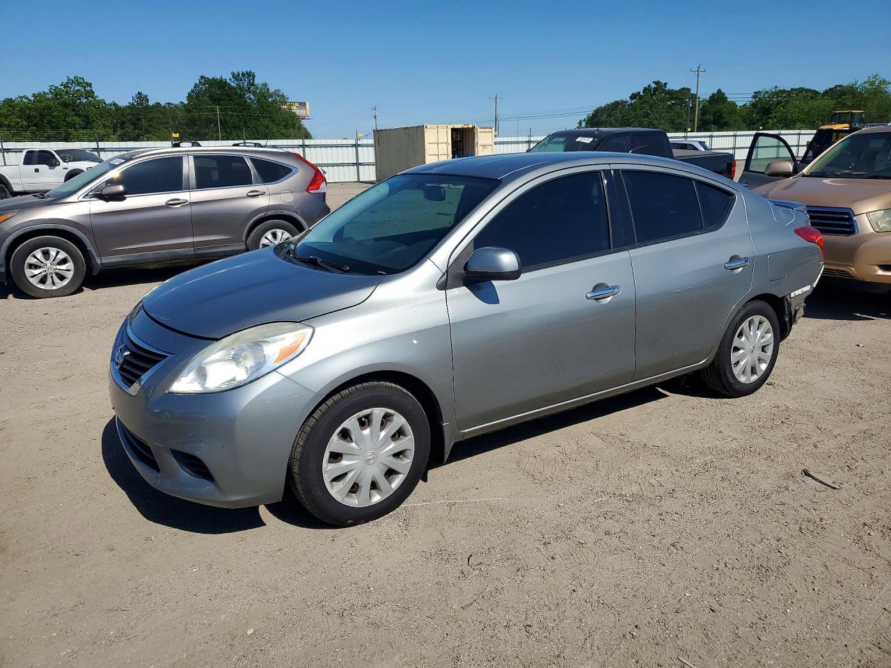 Salvage Nissan Versa Image