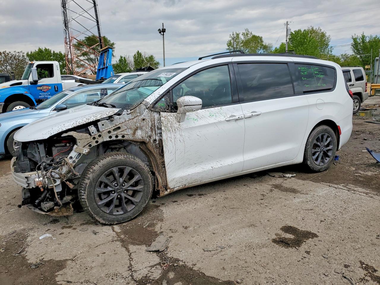 Salvage Chrysler Pacifica Image