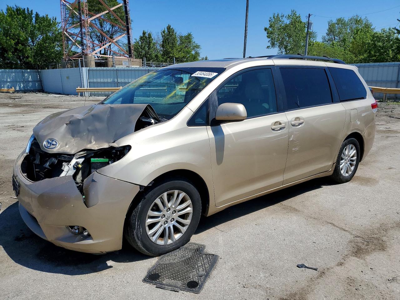 Salvage Toyota Sienna Image