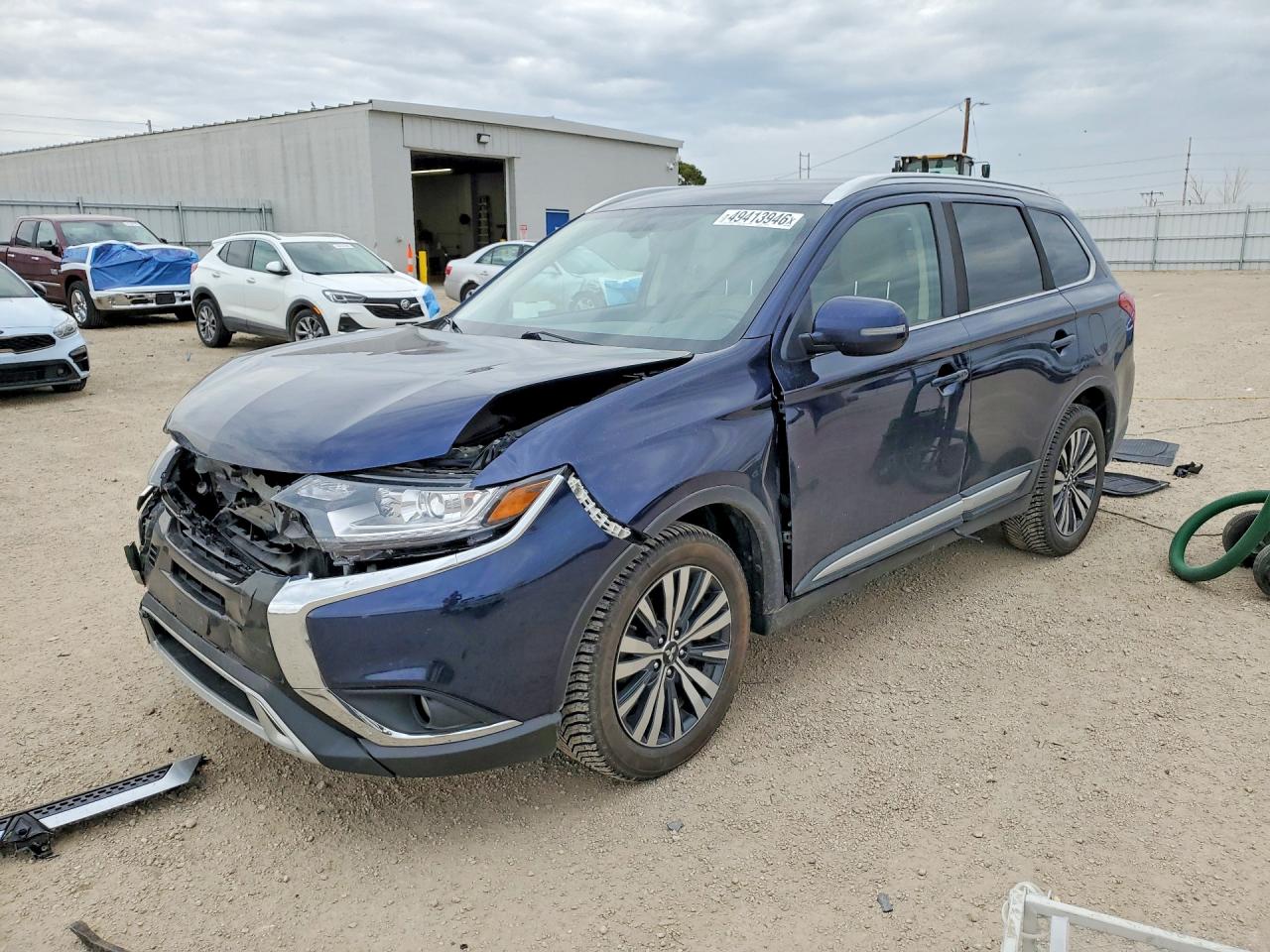 Salvage Mitsubishi Outlander Image