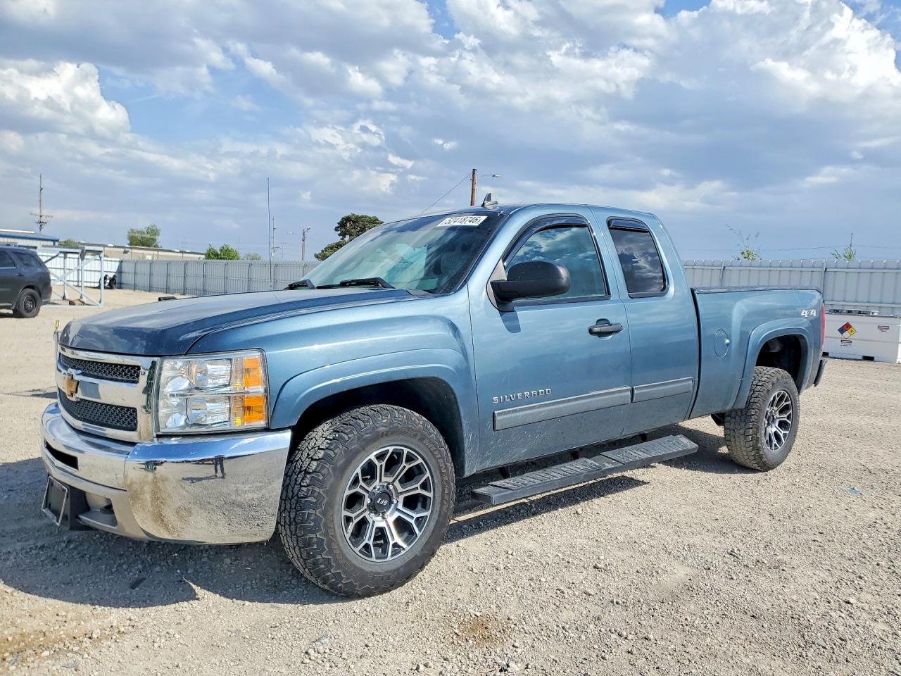 Salvage Chevrolet Silverado Image