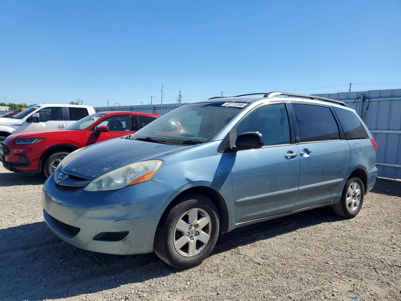Salvage Toyota Sienna Image
