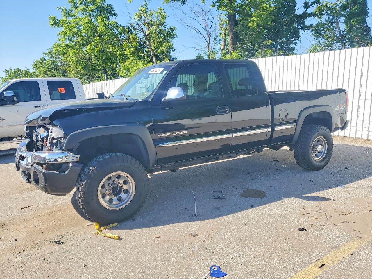 Salvage GMC Sierra Image