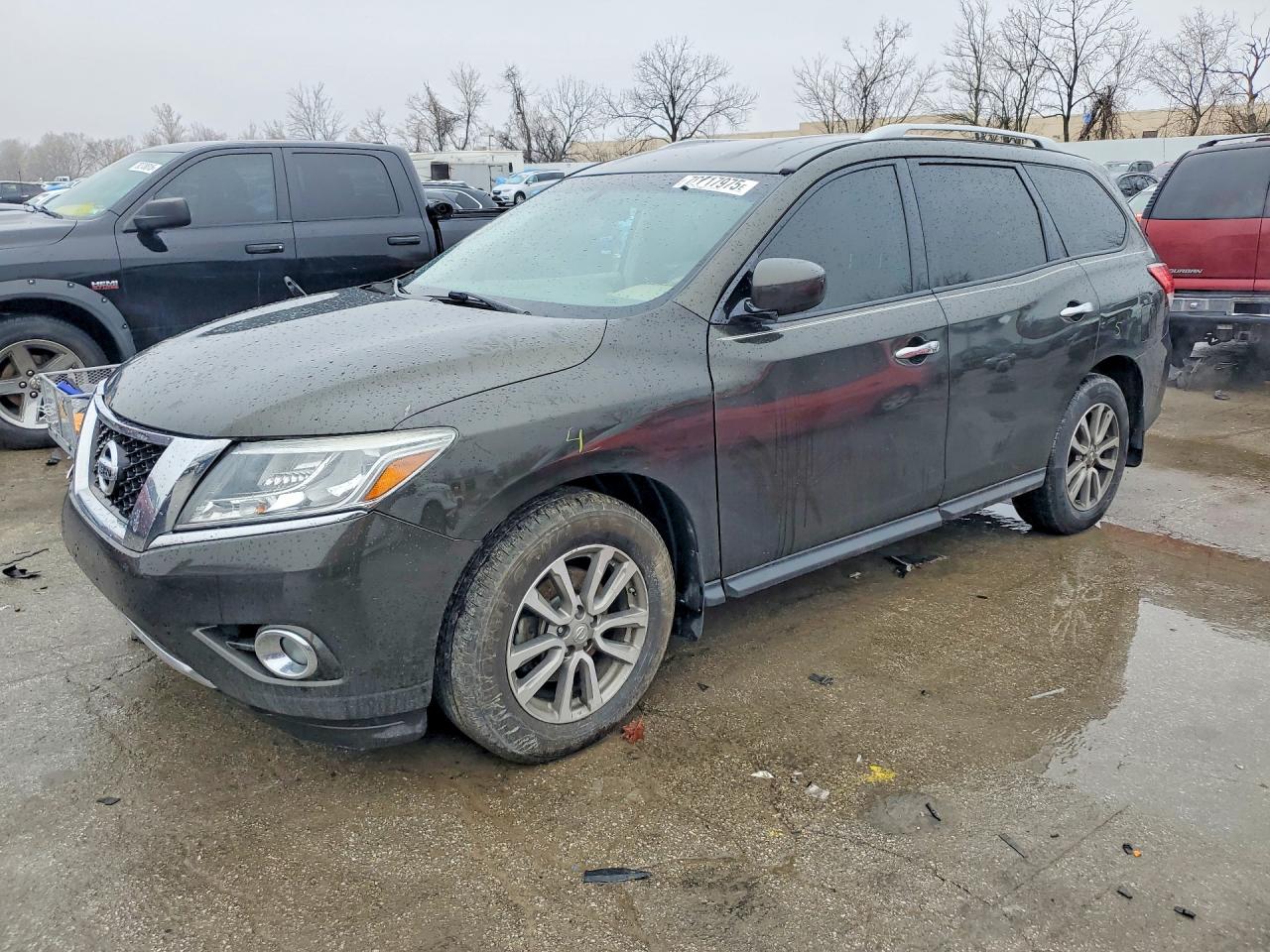 Salvage Nissan Pathfinder Image