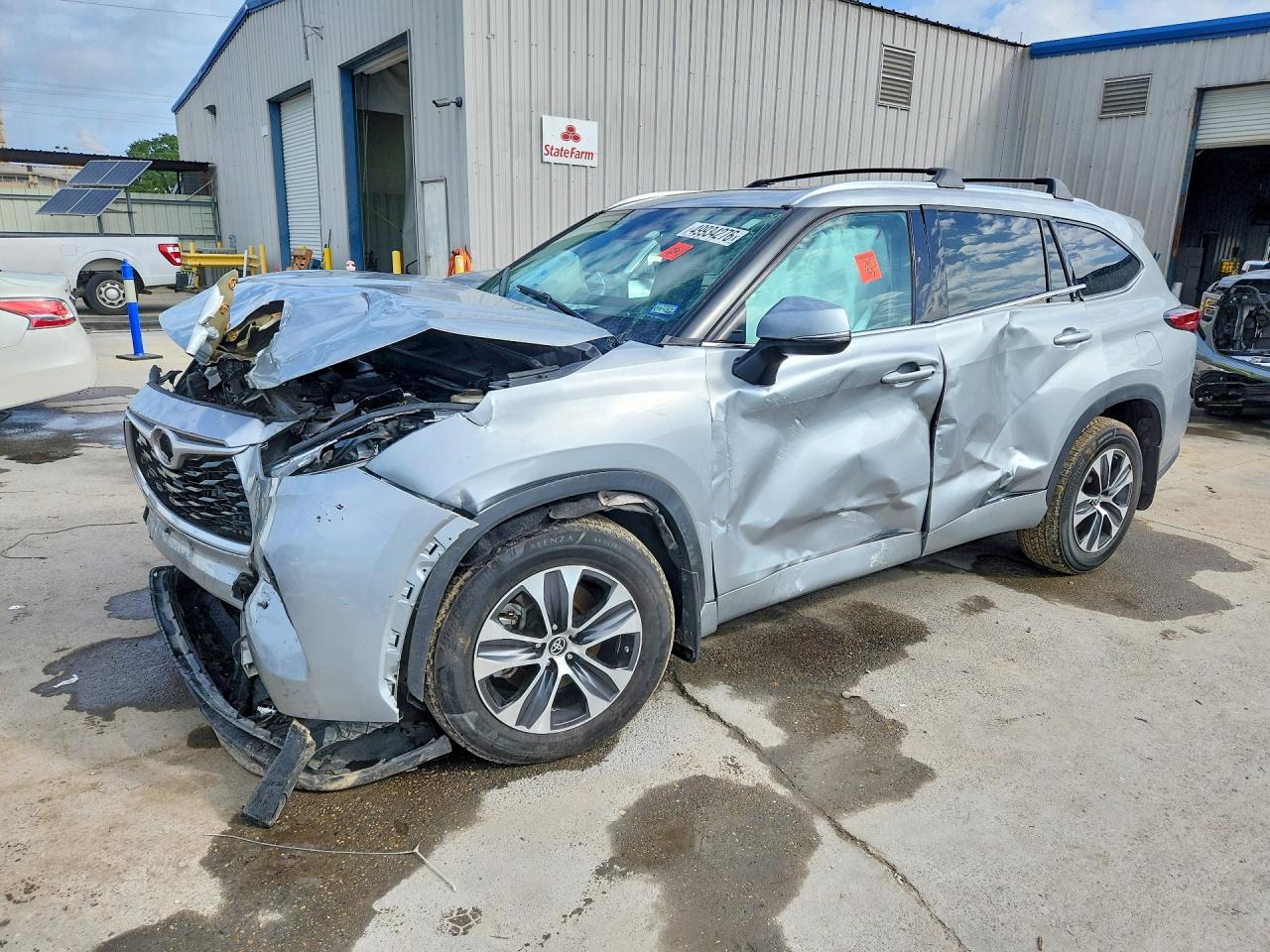 Salvage Toyota Highlander Image