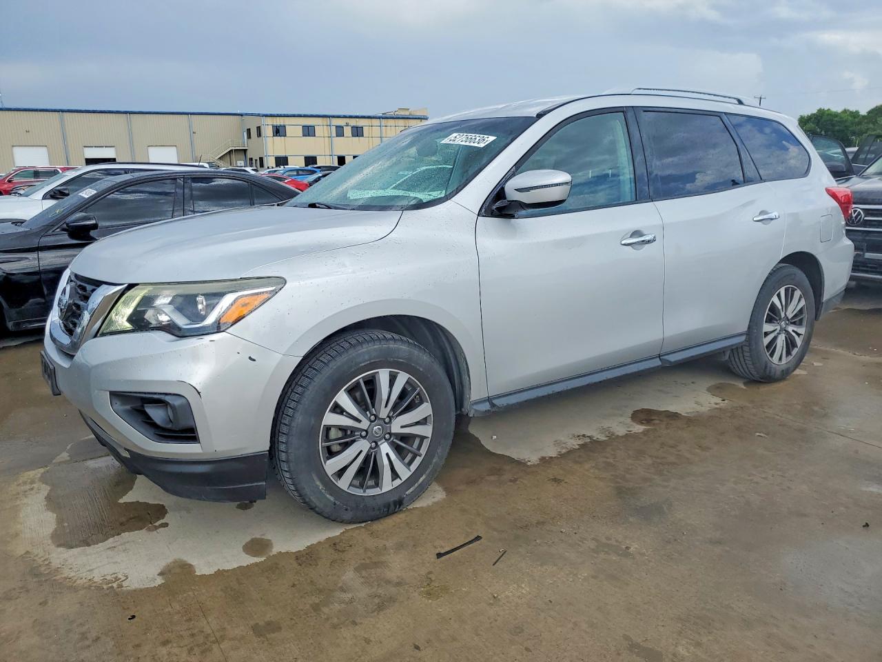 Salvage Nissan Pathfinder Image