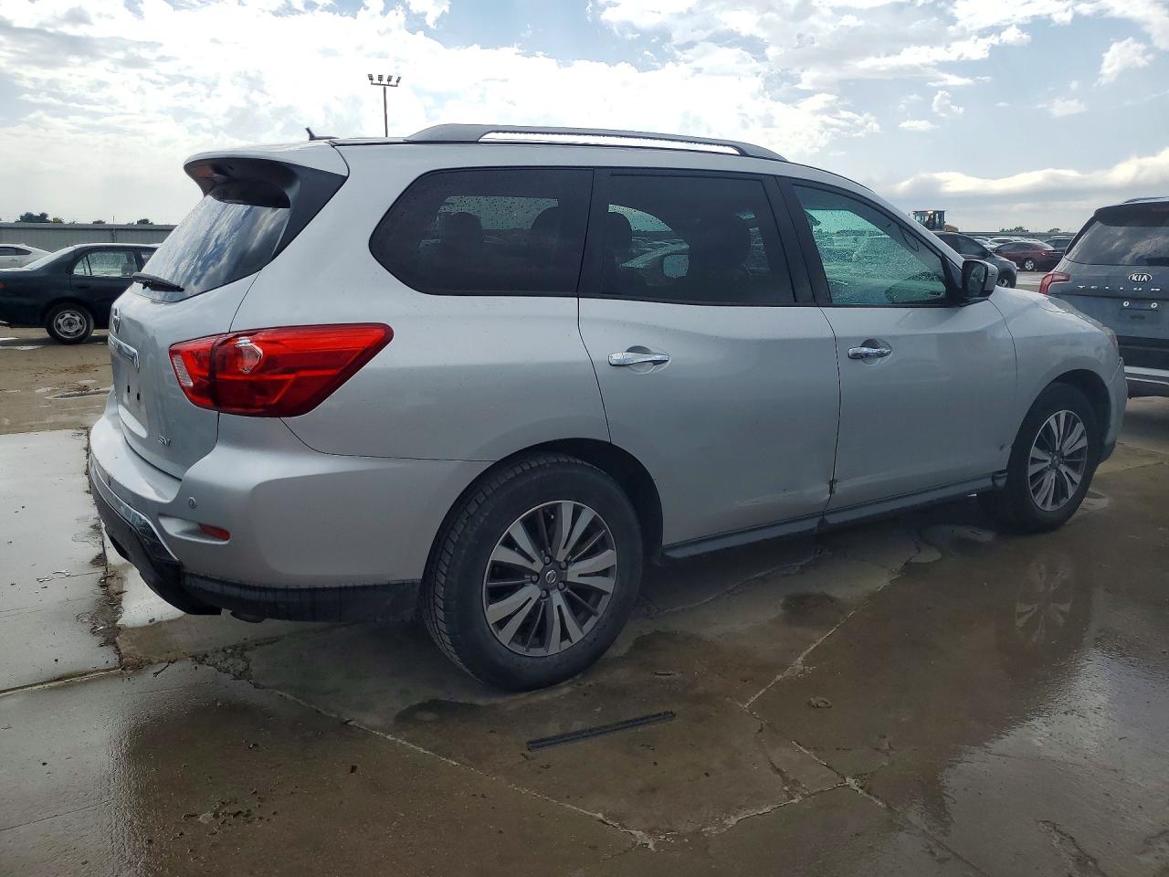 Nissan Pathfinder Sv