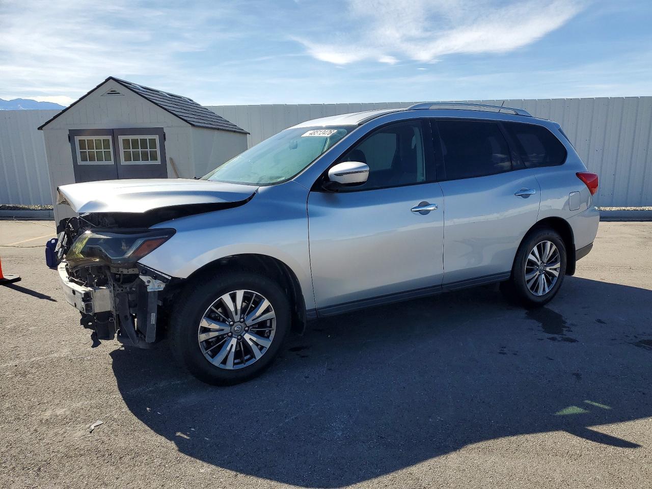Salvage Nissan Pathfinder Image