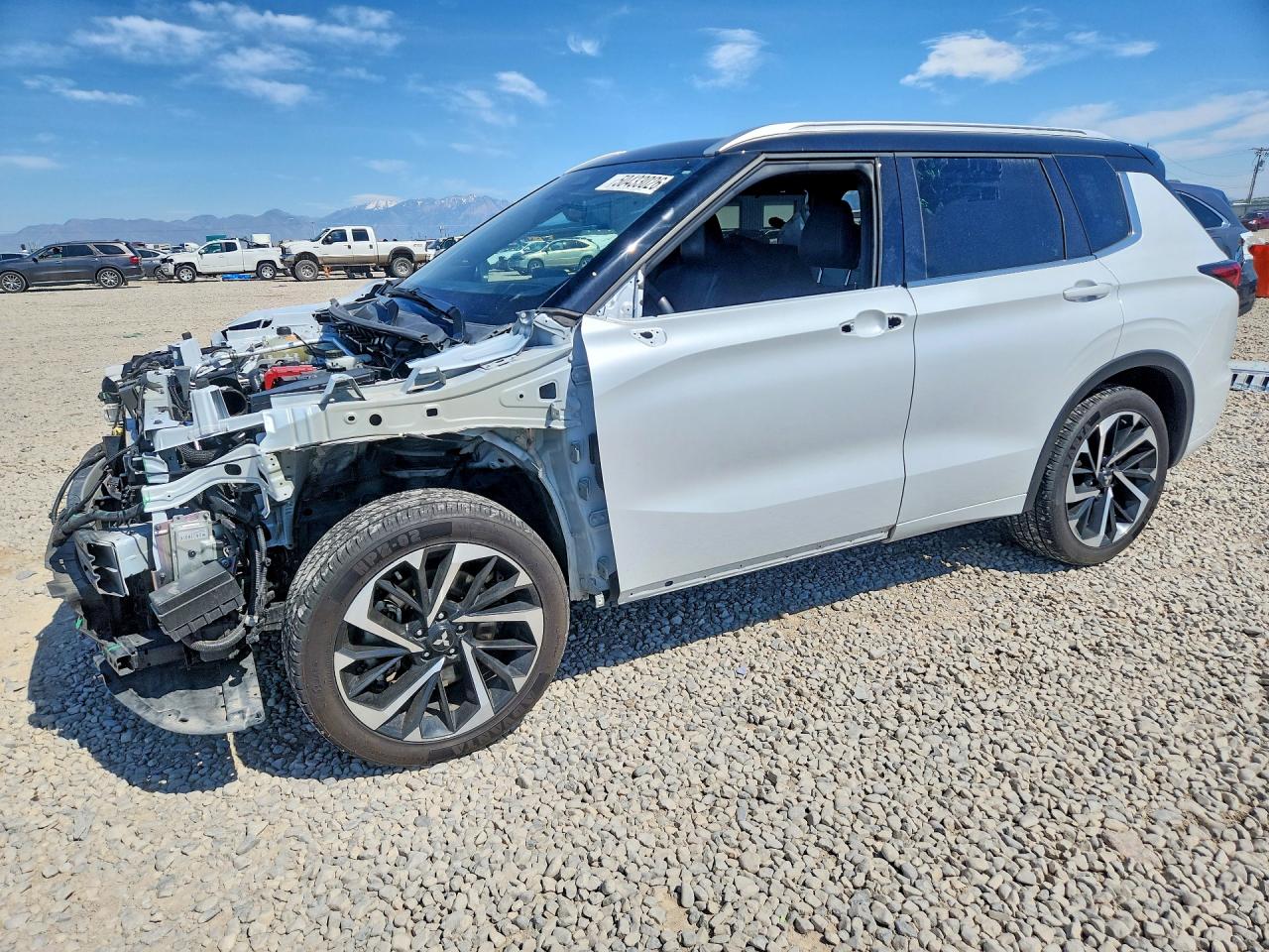 Salvage Mitsubishi Outlander Image