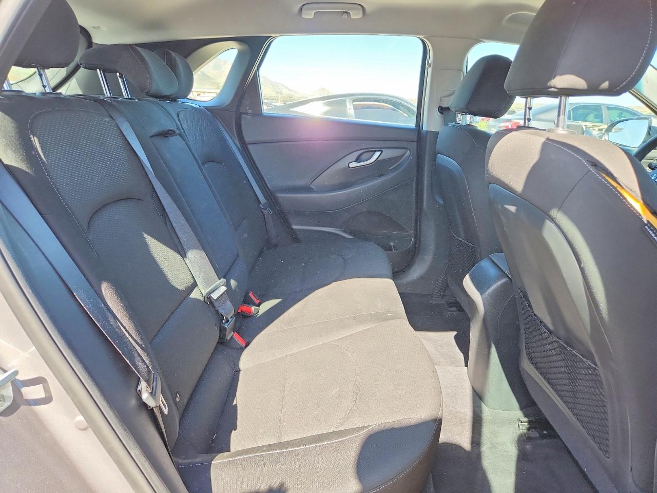 Hyundai ELANTRA Base